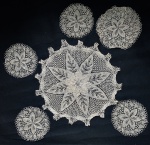 CENTRO DE MESA - ACOMPANHA TOALHINHAS FEITAS EM CROCHÊ ARTESANAL COM LINHA FINA - CENTRO DE MESA MEDINDO 57 CM - 1 TOALHINHA MEDINDO 28 - 3 TOALHINHAS MEDINDO 24 CM