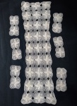 CAMINHO DE MESA - ACOMPANHA 6 PANINHOS DUPLOS - FEITOS EM CROCHÊ ARTESANAL COM LINHA FINA - CAMINHO MEDINDO 105 X 29 CM - PANINHOS MEDINDO 22 X 10 CM