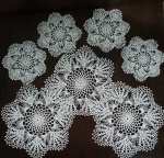 CONJUNTO COM 7 TOALHINHAS DE MESA - CROCHÊ ARTESANAL - MAIOR MEDINDO 22 X 22 CM - MENOR 12 X 12 CM