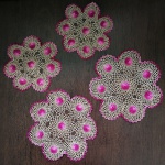 DELICADO CONJUNTO COM 4 TOALHINHAS DE MESA RICA EM DETALHES FEITO COM LINHA FINA - 2 MEDINDO 18 X 18 CM - 2 MEDINDO 14 X 14 CM