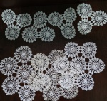 CONJUNTO COM 7 PEÇAS - TOALHINHAS EM CROCHÊ ARTESANAL - SENDO 3 MEDINDO 25 X 25 CM - 4 MEDINDO 14 X 14 CM