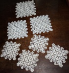 CONJUNTO EM CROCHÊ ARTESANAL 7 PEÇAS - 4 MEDINDO 15 X 15 CM - 2 PEÇAS MEDINDO 19 X 19 CM - 1 PEÇA 21 X 21 CM