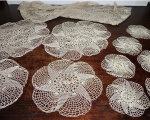 CONJUNTO COM 11 PEÇAS FINO ACABAMENTO - 1 MEDINDO 106 X 65 CM - 6 TOALHINHAS MEDINDO 14 CM CADA - 2 TOALHINHAS MEDINDO 30 X 40 CM - 2 TOALHINHAS MEDINDO 25 X 25 CM
