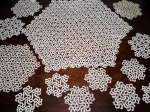 CONJUNTO COM 14 PEÇAS EM CROCHÊ ARTESANAL - SENDO 8 TOALHINHAS MEDINDO 13 X 13 CM - 4 TOALHINHAS MEDINDO 20 CM - 1 TOALHINHAS MEDINDO 30 X 27 CM - 1 TOALHINHAS GRANDE MEDINDO 68 X 56 CM