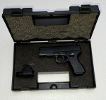 PISTOLA COM CARREGADOR  REMOVÍVEL - MIRA LASER C/ BATERIA INTERNA E MALETA - (ESTILO GLOCK 19 AUSTRIA) - NÃO LETAL - MATERIAL DURO - MALETA MEDINDO 28,5 X 18 6 CM - BRINQUEDO