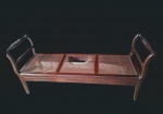 SOFÁ  3 LUGARES -  SUPER ANTIGO - ASSENTO DE PALHINHA - (1 LUGAR PRECISA DE RESTAURO)  - MEDINDO 186 CM COMPRIMENTO - BRAÇOS COM 84 CM DE ALTURA - 61 CM LARGURA -  46 CM ASSENTO - MARCAS DO TEMPO  - PARA RETIRAR NO CAMBUCI