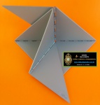 LYGIA CLARK - ESCULTURA BICHO CARANGUEJO - MEDINDO 23 X 16 CM - ACOMPANHA CAIXA ORIGINAL O MUNDO LYGIA CLARK - ESCULTURA COM FORMAS DIFERENTES - COR CINZA - EDIÇÃO PÓSTUMA - (OS MEUS PLANOS INICIAIS PARA OS BICHOS NÃO INCLUÍAM MUSEUS NEM 'MARCHANDS''. O QUE EU QUERIA ERA FAZER MONTES DELES E PÔR À VENDA ATÉ NAS ESQUINAS, POR CAMELÔS.) LYGIA CLARK 1963 - (CRAB CRITTER) ''MY INITIAL PLANS FOR THE CRITTERS DI NOT INCLUDE MUSEUMS NOR ART DEALERS. MAKE SCORES OF THEM AND SELL THEM ON STREET CORNERS, BY STREET VENDORS.'' LUGIA CLARK, 1963.