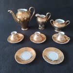 CONJUNTO DE PORCELANA  - DÉCADA 50/60 - COM 11 PEÇAS, BULE, LEITEIRA, AÇUCAREIRO, 3 XÍCARAS, 5 PIRES - DESGASTE DO TEMPO - MAIOR MEDINDO 17 X 20 CM