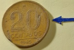 BRASIL  República Base Catálogo Amigo 2024, 01 moeda BC/MBC, 20 Ctvs, Mudança Reis/Cruzeiro(1), Bronze Alumínio, Getúlio Vargas, AV190, 1945 sem sigla. Anomalia: Reverso com cunho quebrado, e anverso sobra de metal conforme imagem.