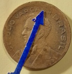 BRASIL  República Base Catálogo Amigo 2024, 01 moeda BC/MBC, 20 Ctvs, Mudança Reis/Cruzeiro(1), Bronze Alumínio, Getúlio Vargas, AV190, 1945 sem sigla. Anomalia: Reverso com leve boné, conforme imagem.