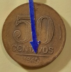BRASIL  República Base Catálogo Amigo 2024, 01 moeda BC/MBC, 50 Ctvs, Mudança Reis/Cruzeiro(1), Bronze Alumínio, Getúlio Vargas, AV198, 1945 sem sigla. Anomalia: Cunho trincado no reverso inferior, conforme imagem.