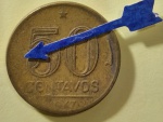 BRASIL  República Base Catálogo Amigo 2024, 01 moeda BC/MBC, 50 Ctvs, Mudança Reis/Cruzeiro(1), Bronze Alumínio, Getúlio Vargas, AV200, 1947 sem sigla. Anomalia: falta do colchete na frente do 50 e pontos de metal no reverso, conforme imagem.