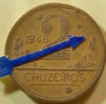 BRASIL  República Base Catálogo Amigo 2024, 01 moeda BC/MBC, 2 Cruzeiros, Mapa do Brasil, Bronze Alumínio, AV250, 1946. Anomalia: Anverso cunho quebrado no  reverso à direita do 2, conforme imagem