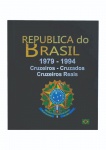 Segue o nosso LANÇAMENTOÁlbum para moedas do Cruzeiro ao Cruzeiro Real 1979 ate 1994   -   LUXOContem Álbum de luxo + Box + Bolsa aveludada personalizada Possui película plástica na frente e no verso, dessa forma suas moedas ficam protegidas e consegue visualizar as moedas dos 2 lados. Medida: 21 x 26cm 7 páginas, contendo espaços para todas as moedas circulante do cruzeiro ao cruzeiro real incluindo espaço para todas as comemorativasAgora ficou fácil organizar suas moedas com esseincrível álbum compacto e com belíssimo acabamento.Contem papelão super reforçado na capa e em todas as paginas.Como usar: Deslize o plástico para o lado direito, até próximo do final da pagina, insira as moedas desejadas e em seguida retorne o plástico para o local de origem, assim como no vídeo demonstrativo.