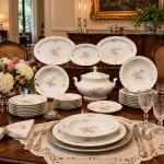 Magnifico jogo de jantar em porcelana brasileira PORCELLANA MAUÁ, de elegante padrão clássico, em po