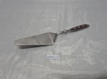 ELMO/GASOLA - Espátula de bolo em aço inox modelo ELMO com cabo em madeira. Medindo 25cm de comprimento.