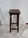 Banco quadro alto em madeira. ripado. Medindo 25,5cm x 25,5cm x 73cm de altura.