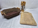 Lote de cesta, tabua de cortes, facas de queijo em madeira. Medindo a cesta 24cm x 19cm x 7,5cm de altura.