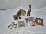 SACRO - Lote de imagens, santinhos, etc em materiais diversos. Medindo o maior 16cm de altura.