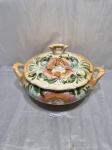 Sopeira redonda com 2 alças e tampa em porcelana. Medindo 19cm x 10cm de altura. Contém bicados.
