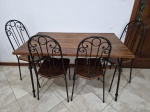 Mesa com 4 cadeiras em madeira rústica, ferro. Medindo a mesa 130cm x 79cm x 74cm de altura, cadeira o assento 43cm x 37cm x 47cm de altura x 97cm de altura total.