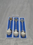 Lote de 3 colheres para colecionador em prata 90. Medindo 11,5cm de comprimento.
