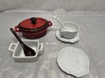 CASSEROLES - Conjunto de mini caçarola, bowl e petisqueiras em porcelana, colorido. Medindo a panela 11cm x 8,5cm x 4,5cm de altura.