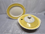 GRINDLEY ENGLAND - Jogo de sopeira e travessa oval rasa em faiança, barra amarela, friso ouro. Medindo a sopeira 27cm x 9cm de altura, travessa 31,5cm x 25,5cm. Contém bicados, Friso com desgaste.
