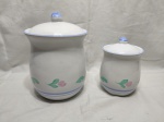 Jogo de 2 potiches porcelana com pintura de flores. Medindo o maior 17,5cm x 20cm de altura.