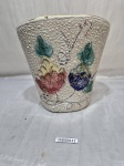 Vaso floreira em porcelana, dito coco ralado com friso ouro, floral, relevos. Medindo 18cm x 10cm x 19cm de altura. Sinais de oxidação.