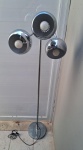 Luminária de piso estilo "eyeball" dos anos 70 em metal. Medindo a base 25cm de diâmetro x 145cm de altura aproximadamente.