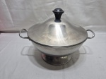 Linda sopeira redonda com 2 alças e tampa em aço inox Wolff. Medindo 23cm x 12cm de altura.