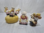 Conjunto de utensílios de cozinha na forma de cozinheiro em resina. Medindo o porta papel 10,5cm de altura. Contém bicados.
