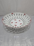 SCHMIDT - Fruteira redonda vazada com pé em porcelana, coração. Medindo 26,5cm x 9,5cm de altura.