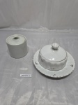 Lote de açucareiro e mantegueira em porcelana. Medindo o açucareiro 7cm de altura.