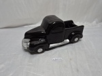 Enfeite na forma de carro em porcelana, preto, prata. Medindo 27cm x 12cm x 10cm de altura.