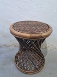 Mesa cálice, redonda auxiliar em vime, trançado. Medindo 36,5cm de altura x 32cm de altura.