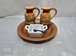 Lote de bandeja, petisqueira e par de saleiros em porcelana, cerâmica. Medindo a petisqueira 19,5cm de diâmetro.