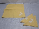 Jogo de 6 guardanapos em linho, amarelo, apliques brancos. Medindo 34cm x 34cm.