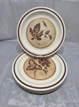 PORTO FERREIRA - Jogo de 5 pratos rasos de mesa em porcelana, floral. Medindo 25,5cm de diâmtro.