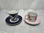 Lote de 2 xícaras de chá para coleção em porcelana, pintado. Medindo a azul 8cm x 7,5cm de altura.