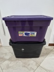 Lote de 2 caixas organizadoras em plástico. Preta 50L e Roxa 55L. Medindo a preta 59cm x 39cm x 35cm de altura, roxa 57cm x 40cm x 35cm de altura.