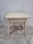 Banco, banqueta retangular em madeira. patina branca. Medindo 42cm x 29cm x 45cm de altura.