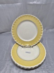 GRINDLEY ENGLAND - Jogo de 6 pratos rasos de mesa em faiança, barra amarela, friso ouro. Medindo 23cm de diâmetro. Friso com desgaste.