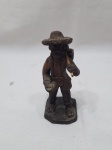 Escultura em terracota de andarilho, assinado Zé Caboclo Filho. Medindo 12,5cm de altura.