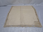 Conjunto de jogos americanos, guardanapos em linho na cor bege, com barrado trabalhado em renda renascença e aplicação floral nos cantos. Medindo 40cm x 40cm. Contém marcas de uso.
