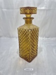 Garrafa licoreira em vidro, ponta de diamante, âmbar. Medindo a base 8cm x 8cm x 25cm de altura.