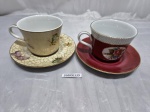 Lote de 2 xícaras de chá para coleção em porcelana, pintado. Medindo a vermelha 8,5cm x 7cm de altura.
