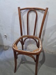 THONET - Cadeira design curvo clássico em madeira, vergada. Medindo o assento 38cm x 35cm e 63cm de altura com assento. Faltando a palhinha.