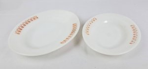 Travessas (2) de vidro opalino da marca Termo-Rey, padrão gravatinha laranja, maior medida 31 cm x 2